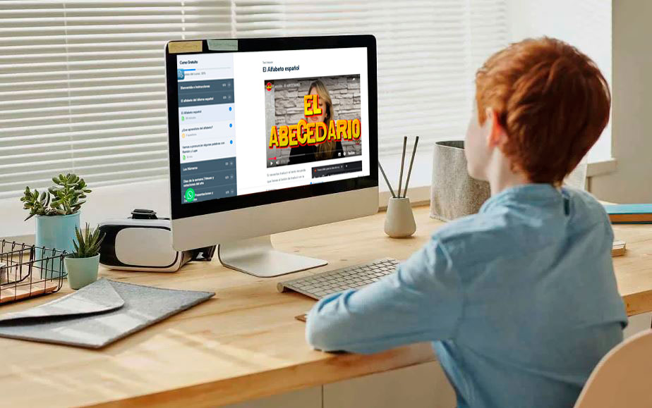 Jovem aprendendo espanhol